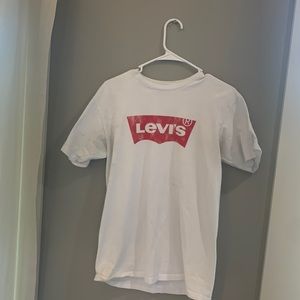 White Levi’s T-shirt